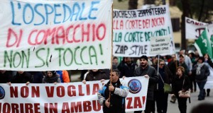 Una manifestazione contro la chiusura dell'ospedale di Comacchio