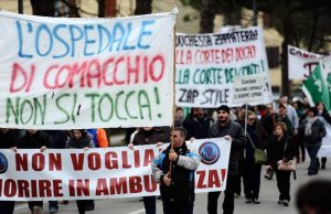Una manifestazione contro la chiusura dell'ospedale di Comacchio