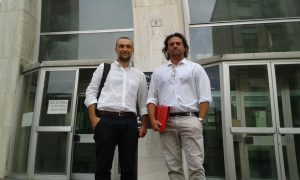Andrea Bertani e Alberto Papperi dopo la consegna dell'esposto al Tribunale di Forlì