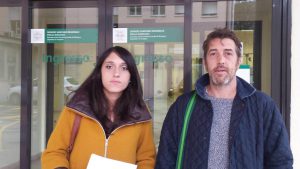 Sivlia Piccinini e Massimo Gamberi all'ingresso dell'ospedale di Vergato