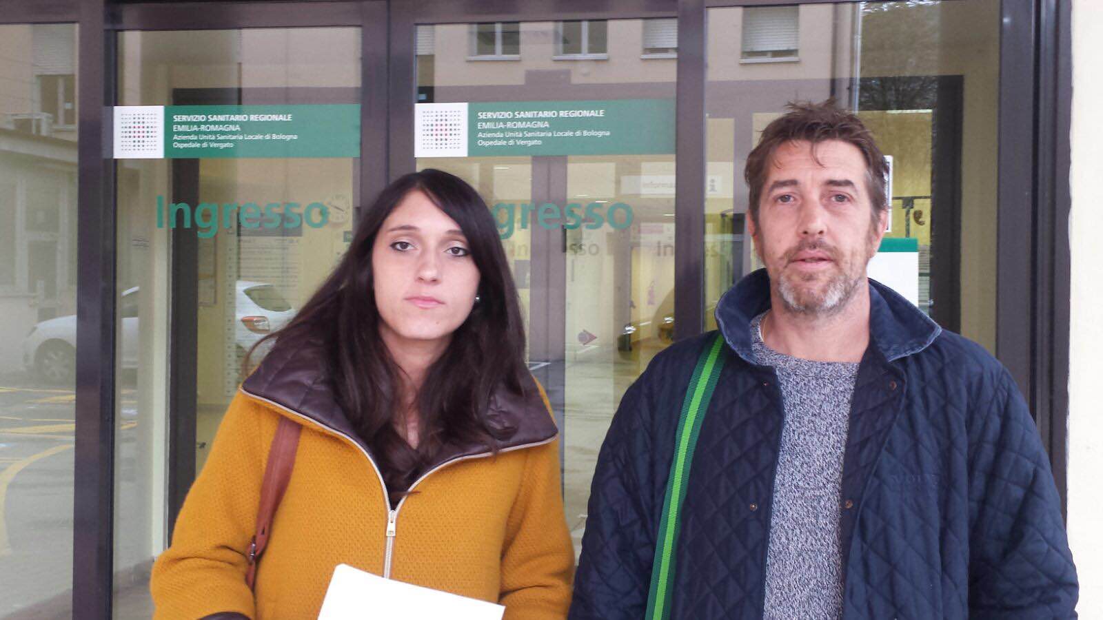 Sivlia Piccinini e Massimo Gamberi all'ingresso dell'ospedale di Vergato
