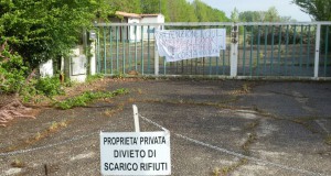 L'ingresso della discarica nell'area ex Razzaboni a San Giovanni in Persiceto (Bo)