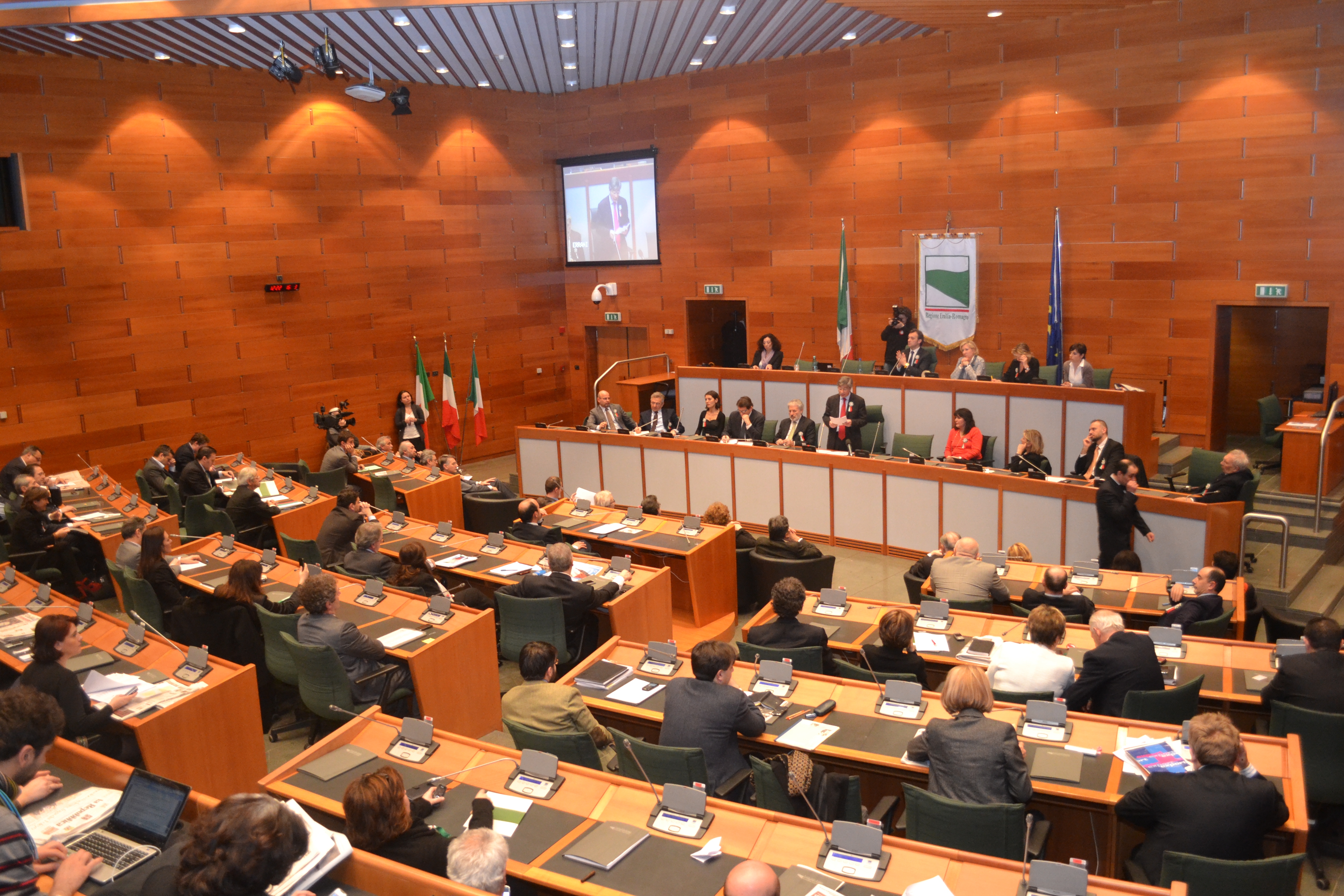 Mentre gli stipendi dei consiglieri sono stati giustamente tagliati i vitalizi per gli ex consiglieri partono ancora da quota 8.250 euro.