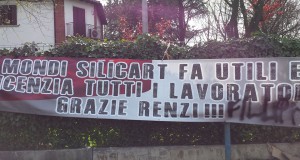Il presidio dei lavoratori della Mondi Silicart davanti ai cancelli dello stabilimento di Anzola