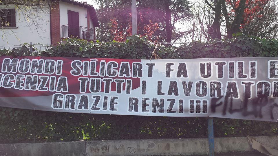 Il presidio dei lavoratori della Mondi Silicart davanti ai cancelli dello stabilimento di Anzola