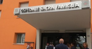 L'ingresso dell'ospedale Sacra Famiglia