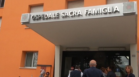 L'ingresso dell'ospedale Sacra Famiglia