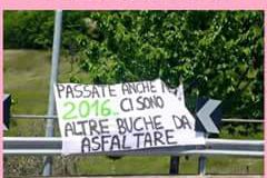 Lo striscione esposto ieri durante il passaggio del Giro