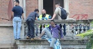 Un momento dello sgombero di Villa Adelante a Bologna