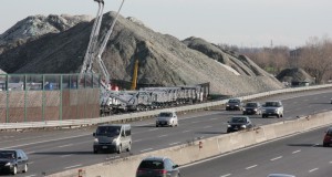 I cumuli di vetro dell'Emiliana Rottami visibili dall'autostrada tra Modena e Bologna