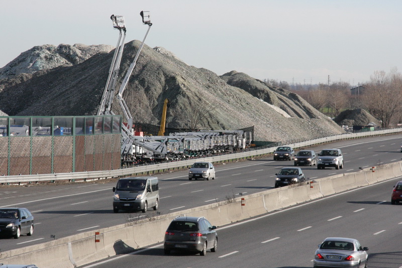 I cumuli di vetro dell'Emiliana Rottami visibili dall'autostrada tra Modena e Bologna