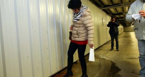 Raffaella Sensoli durante la visita ai cunicoli dell'ospedale di Cona