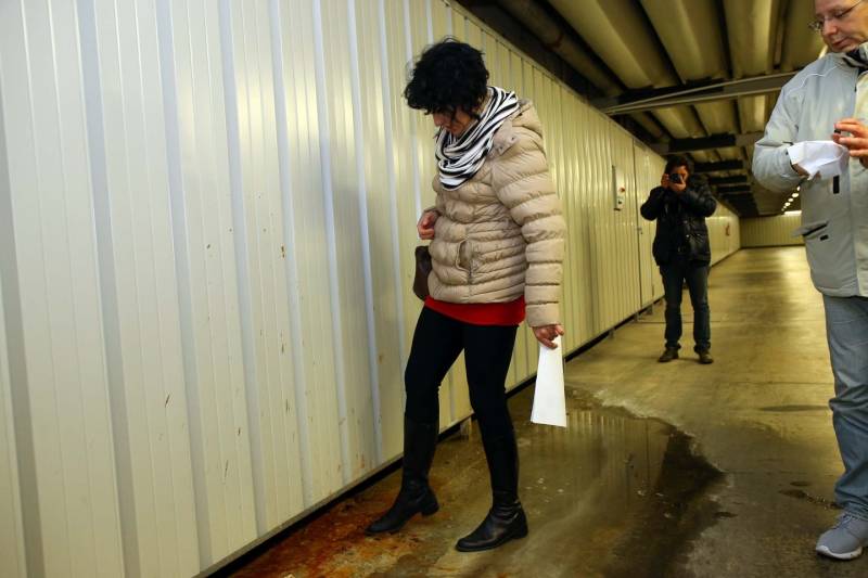 Raffaella Sensoli durante la visita ai cunicoli dell'ospedale di Cona