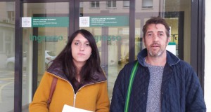 Sivlia Piccinini e Massimo Gamberi all'ingresso dell'ospedale di Vergato