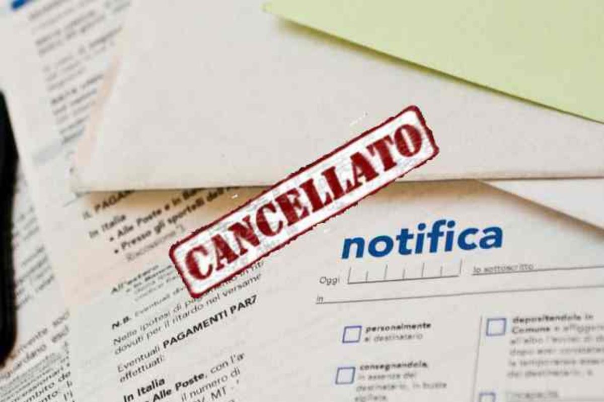 Cartella esattoriale e timbro con scritta cancellato