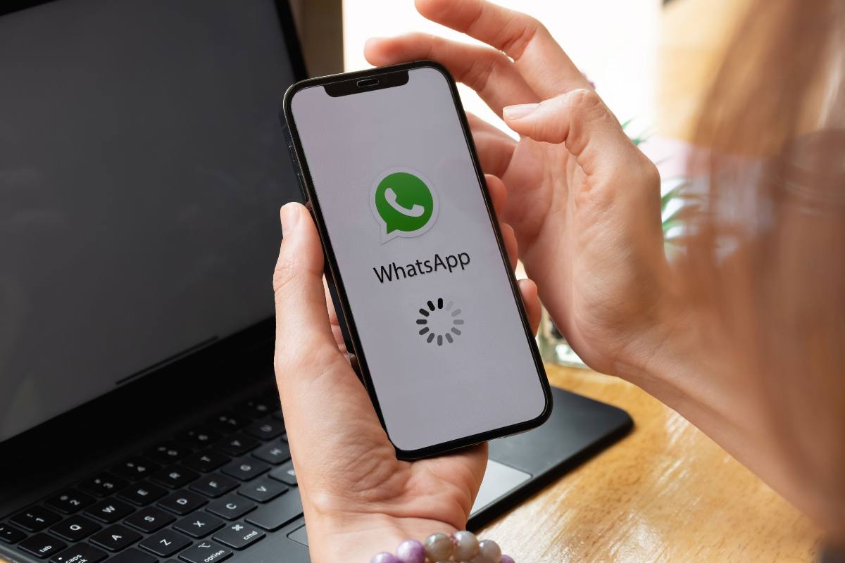 WhatsApp aperto e in caricamento