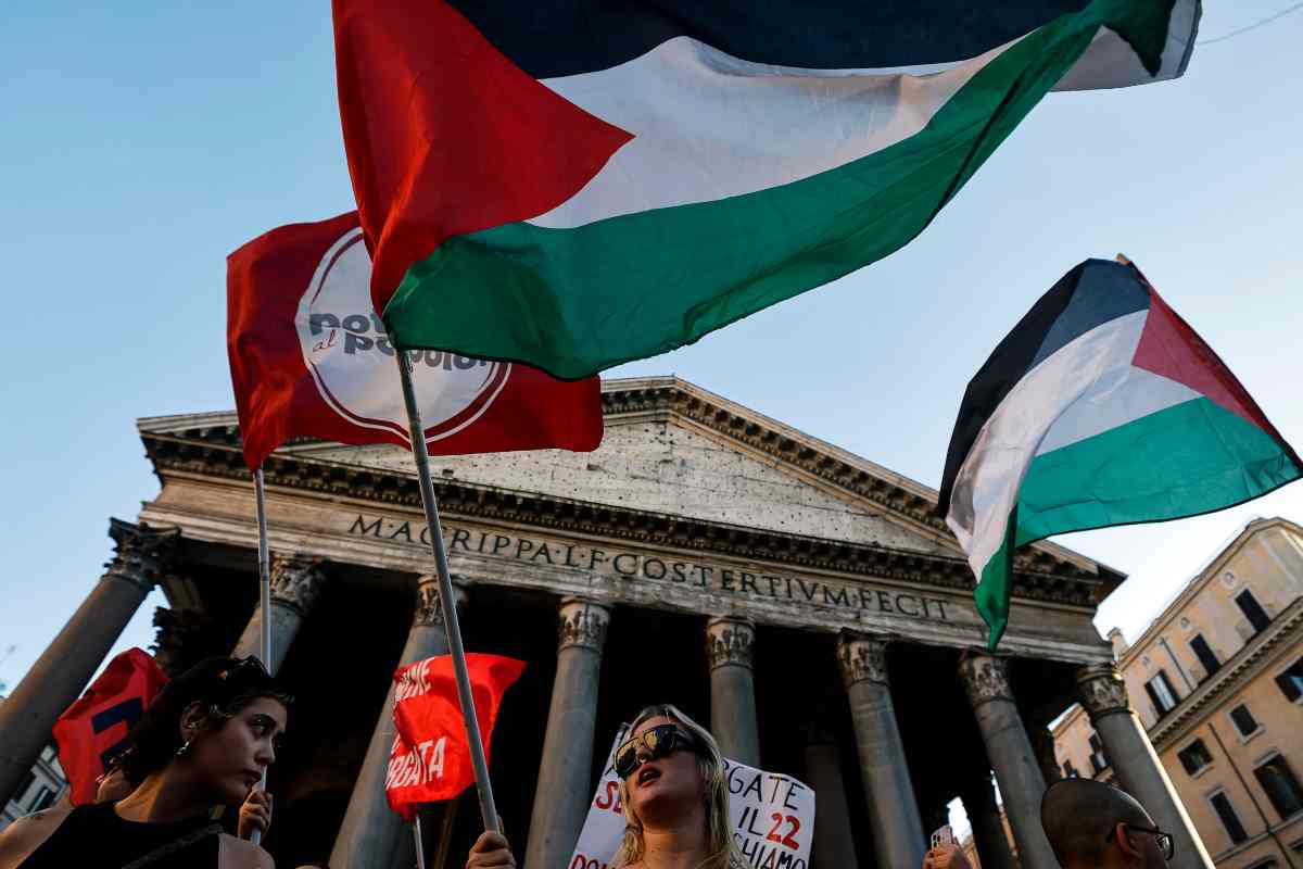 persone che manifestano a favore della Palestina e contro la Guerra