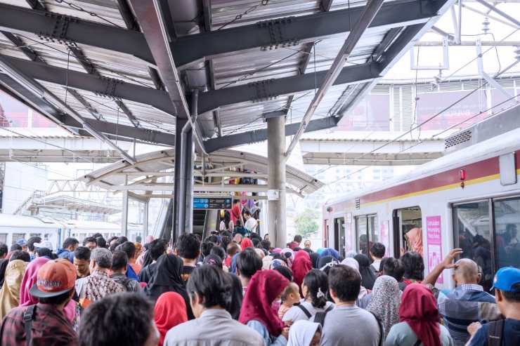 Stazione dei treni affollata