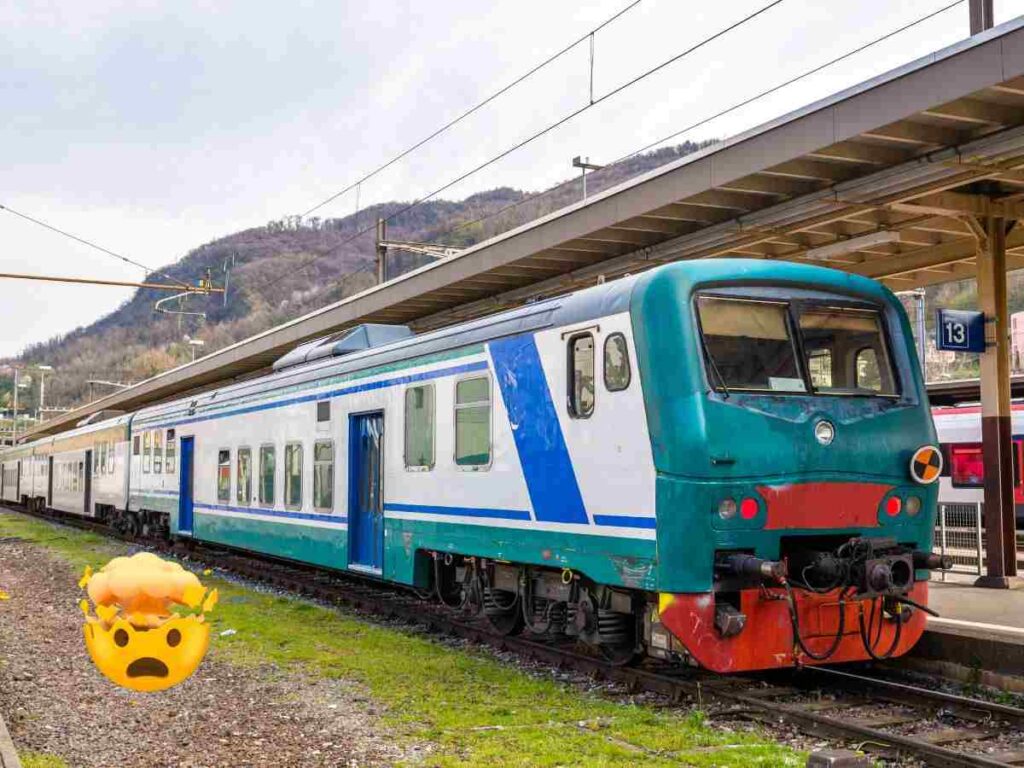 Treno regionale italiano fermo alla stazione