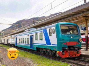 Treno regionale italiano fermo alla stazione