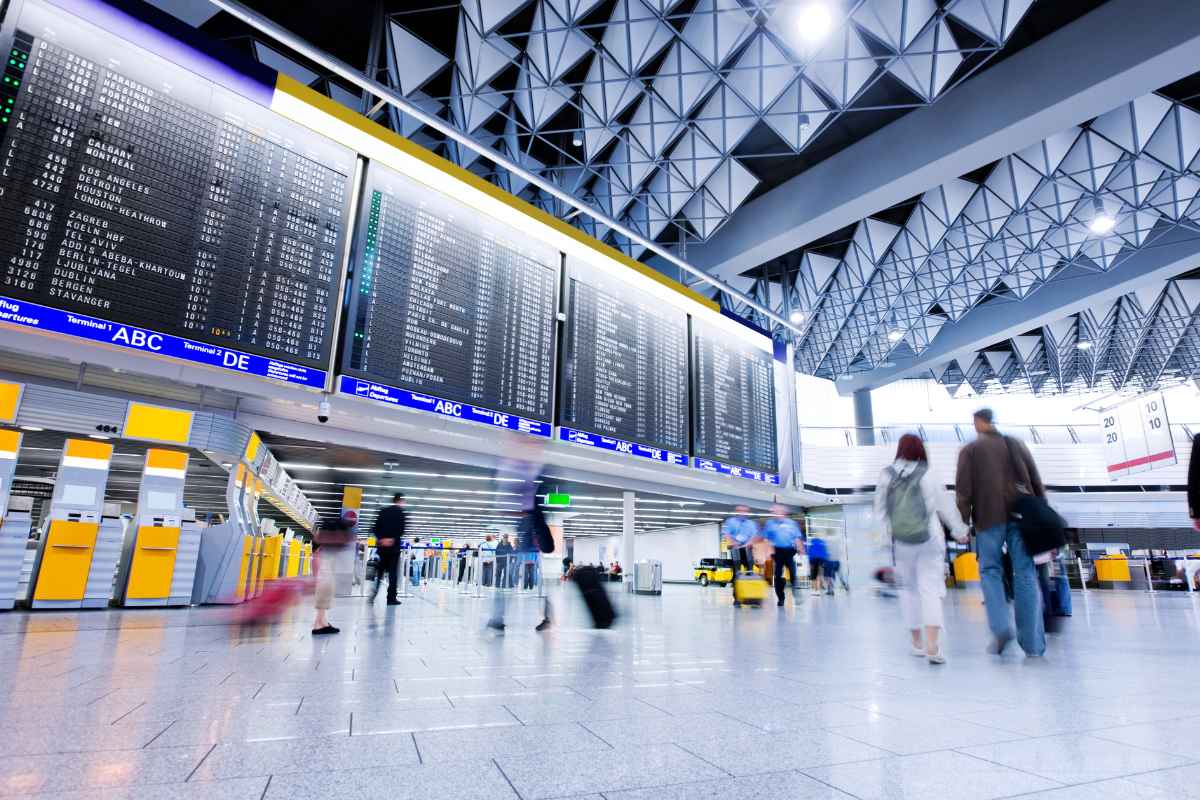 Interno di un aeroporto con persone in movimento