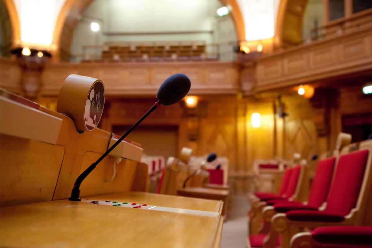Interno auta consiglio regionale con microfono in primo piano