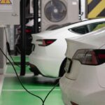 Auto elettriche sotto carica in un garage