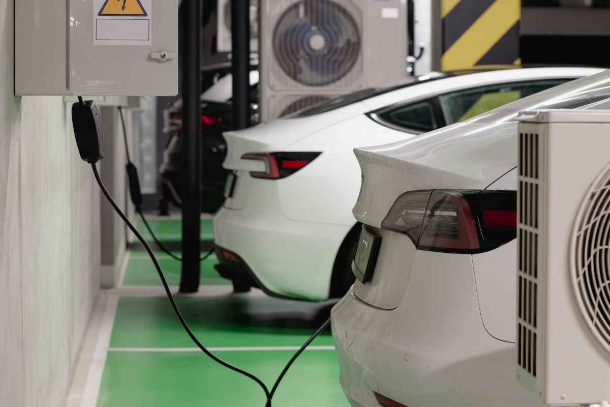 Auto elettriche sotto carica in un garage