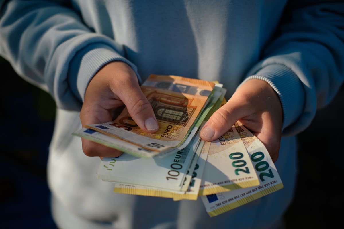 Banconote Euro in mano