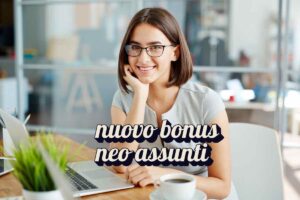 Donna alla scrivania e scritta "nuovo bonus neo assunti"