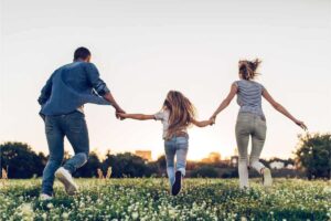famiglia che corre su un prato
