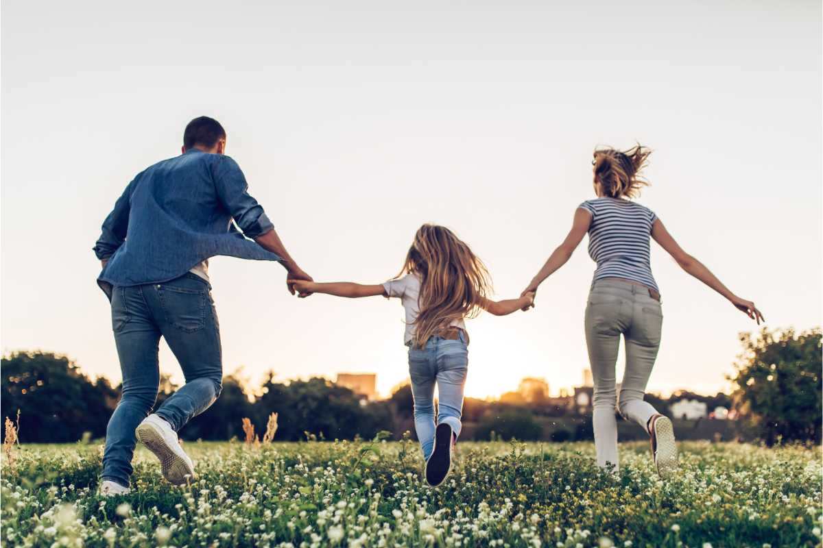 famiglia che corre su un prato