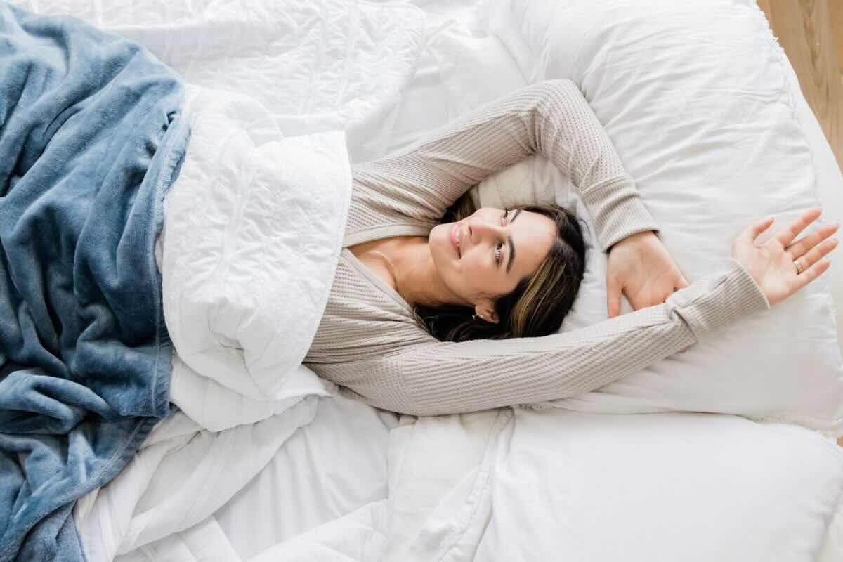 Donna nel letto felice