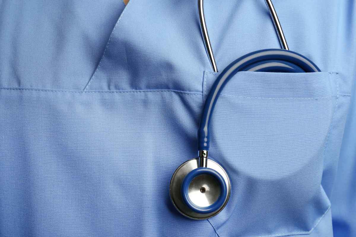 Medico con camice e stetoscopio in primo piano