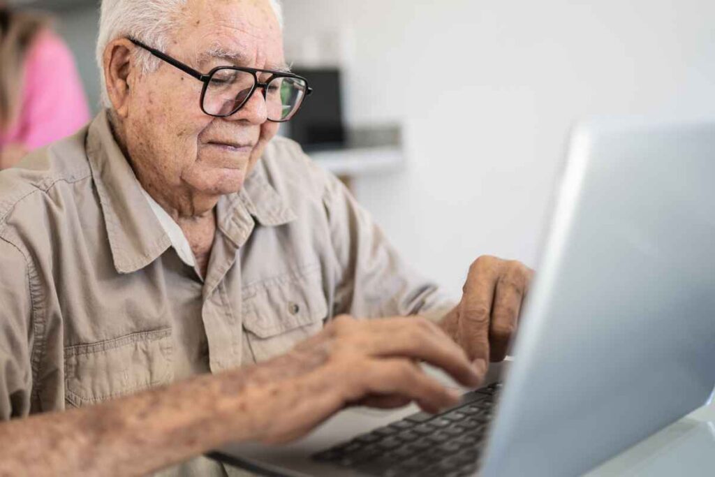 Persona anziana al computer
