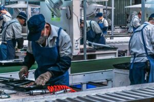 Operai che lavorano in fabbrica