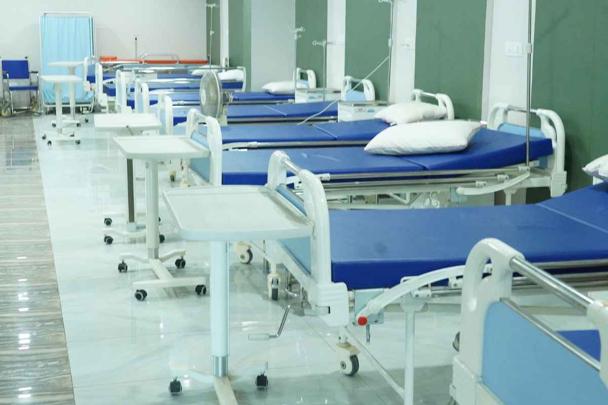 Reparto ospedaliero con letti in primo piano
