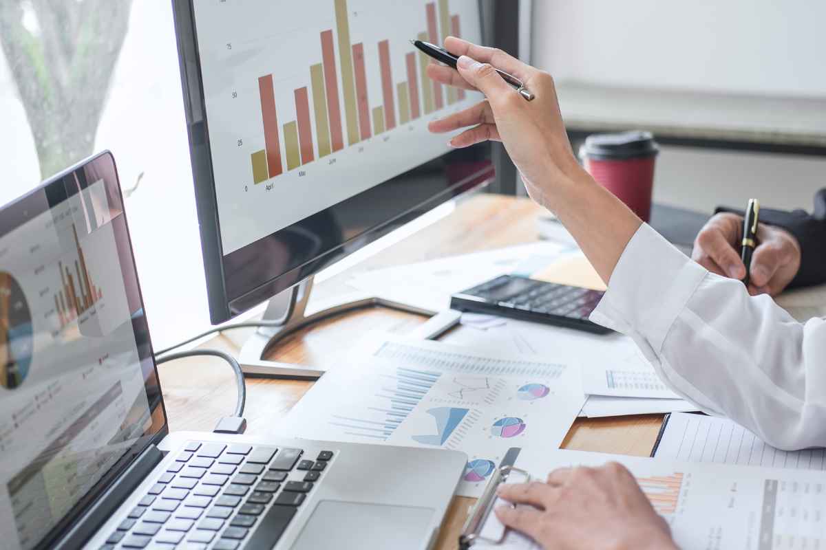 Persone che stanno analizzando dei grafici al computer