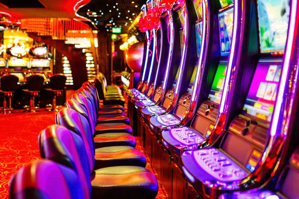 Slot machine all'interno di un casino