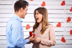 uomo che fa la proposta di matrimonio alla donna con un anello