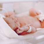 Neonato in culla in reparto nursery di un ospedale