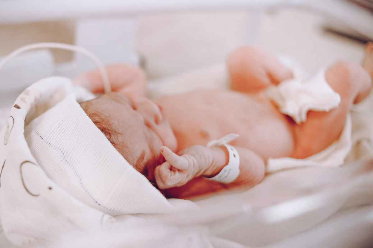 Neonato in culla in reparto nursery di un ospedale