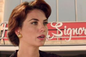 Adelaide davanti all'insegna del Paradiso delle Signore