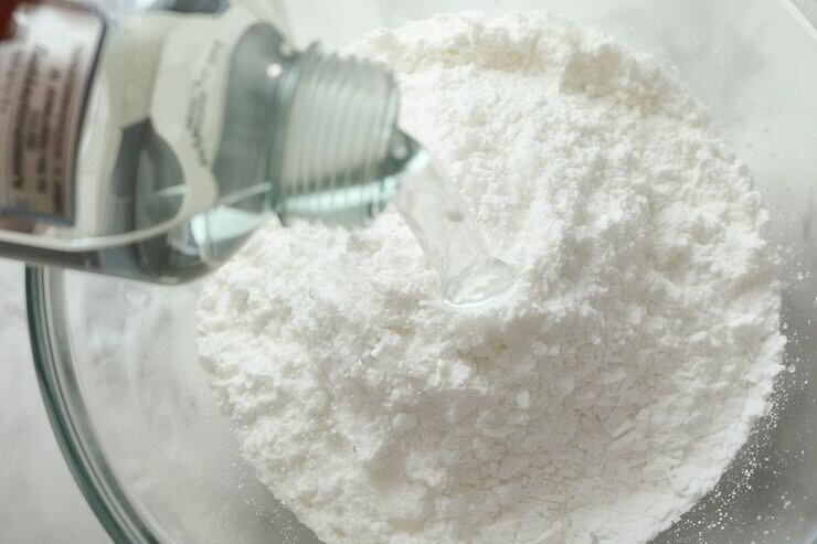 Bicarbonato e boccetta con liquido trasparente