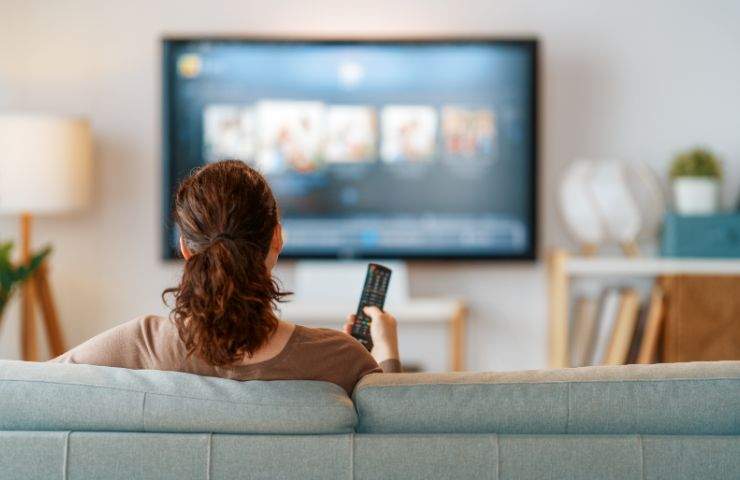 Donna guarda la TV