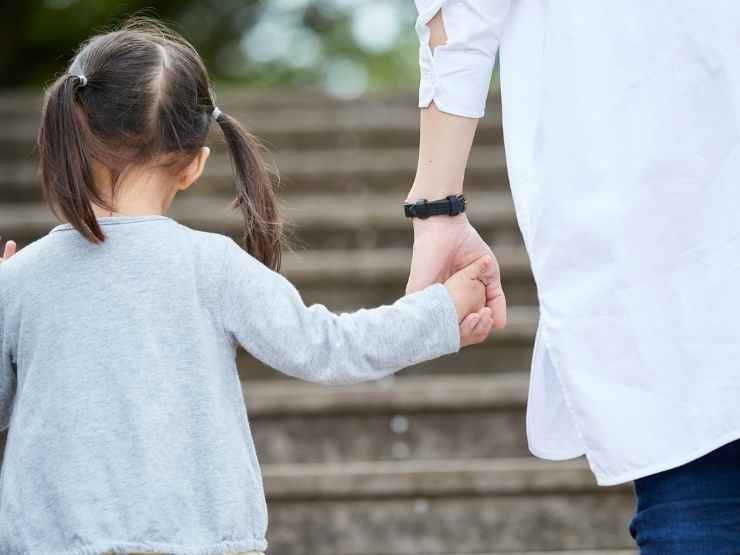 Mamma e figlia mano nella mano