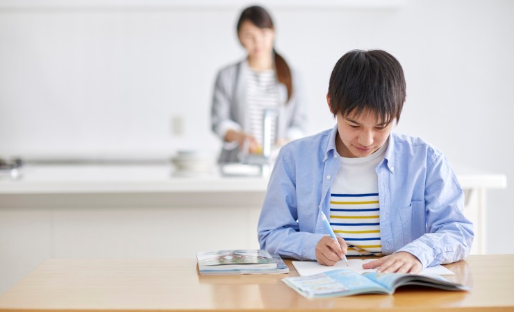 ragazzo che studia e genitore
