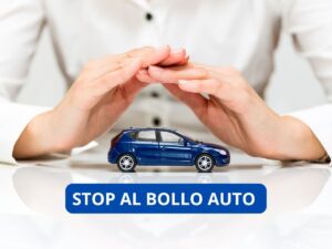 Mani che proteggono un modellino auto