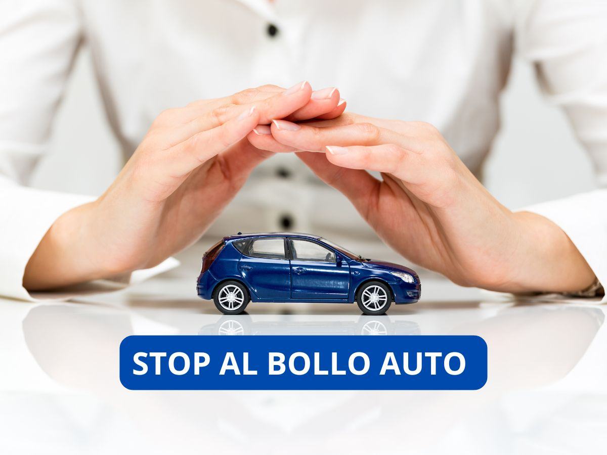 Mani che proteggono un modellino auto
