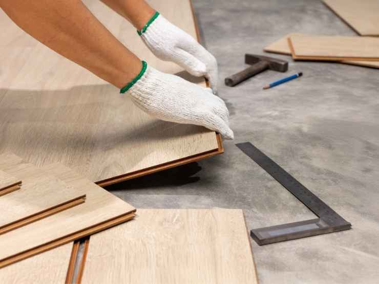 Operaio che installa parquet